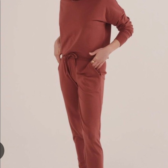 Knix Good to Go crew neck and matching jogger in cinnamon. - Picture 1 of 4